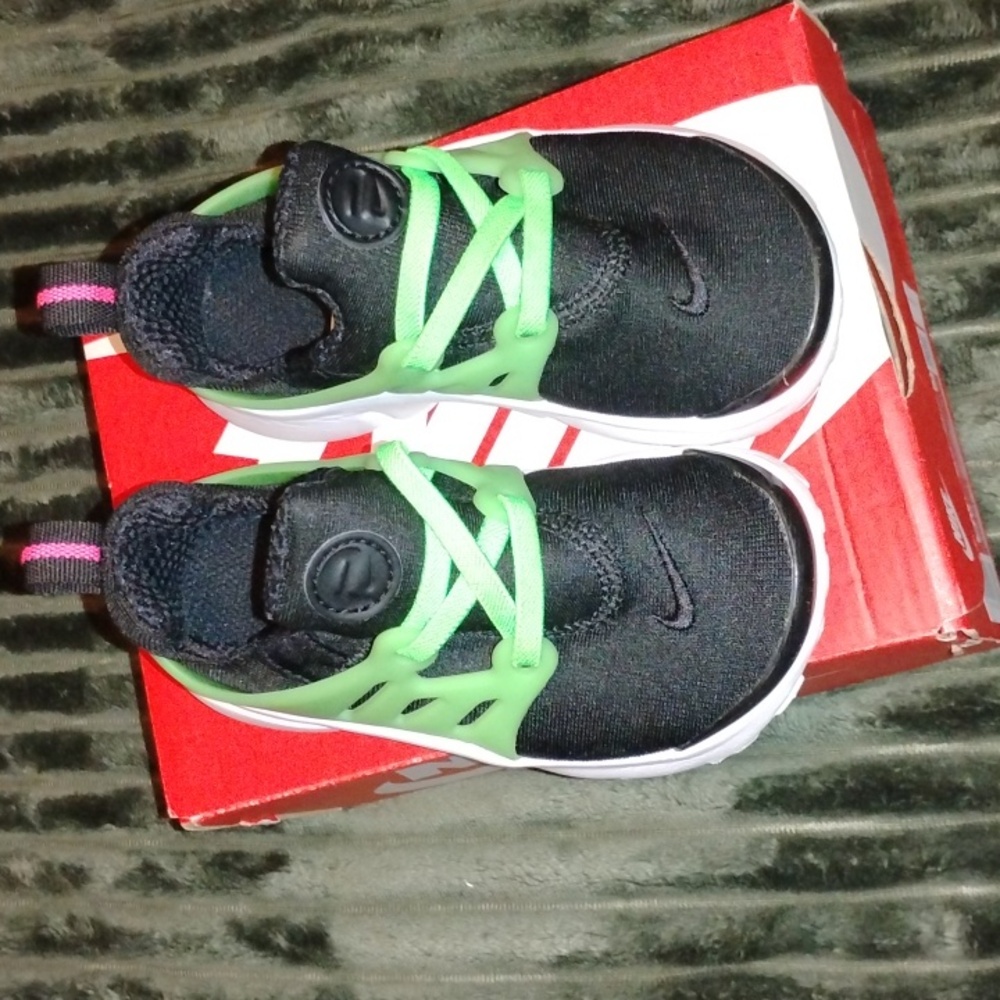 Nike Kids Sneakers in Black and Neon Green Pink